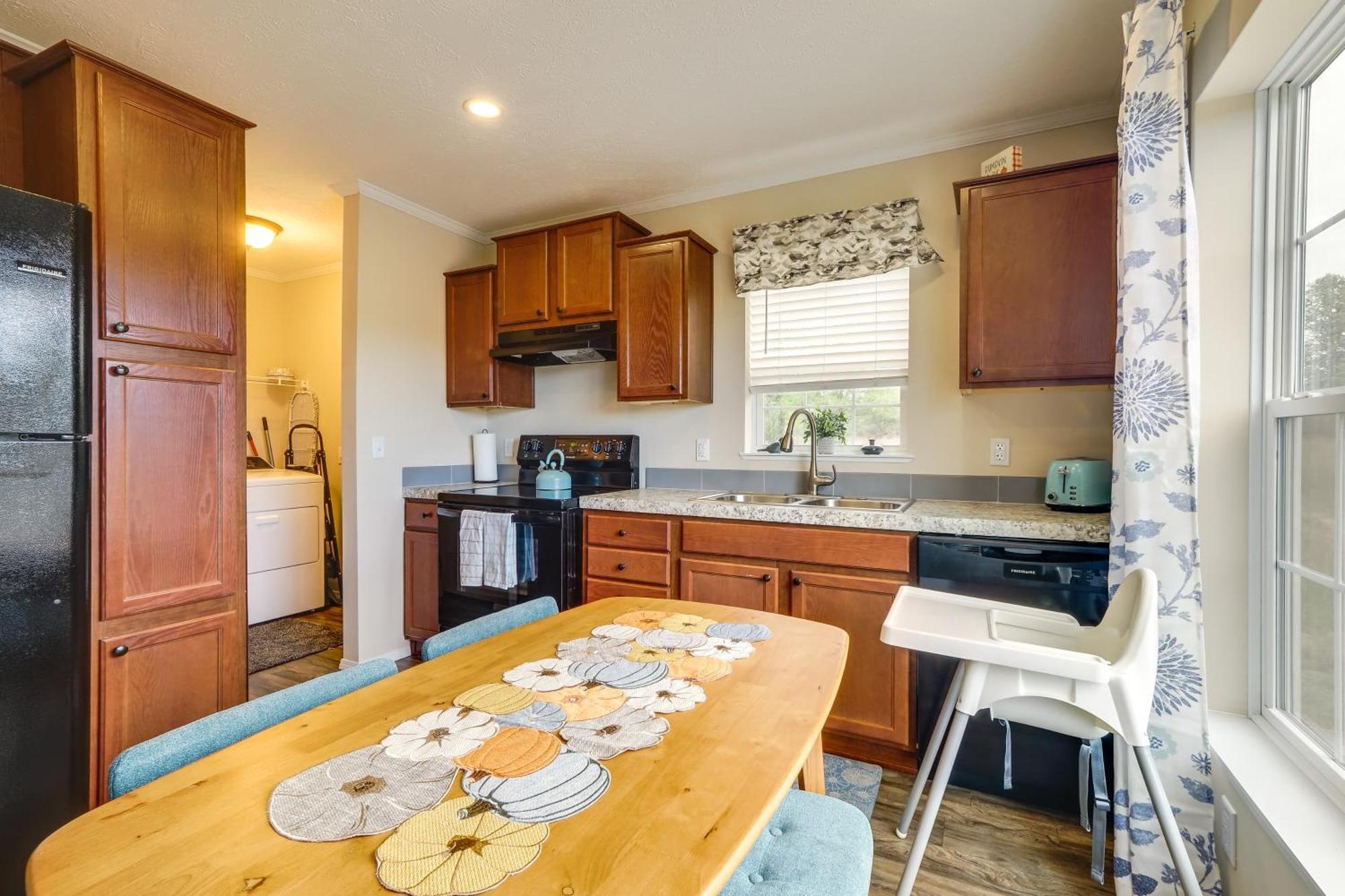 Family Home In Rapid City About 4 Mi To Torch Lake! Buitenkant foto
